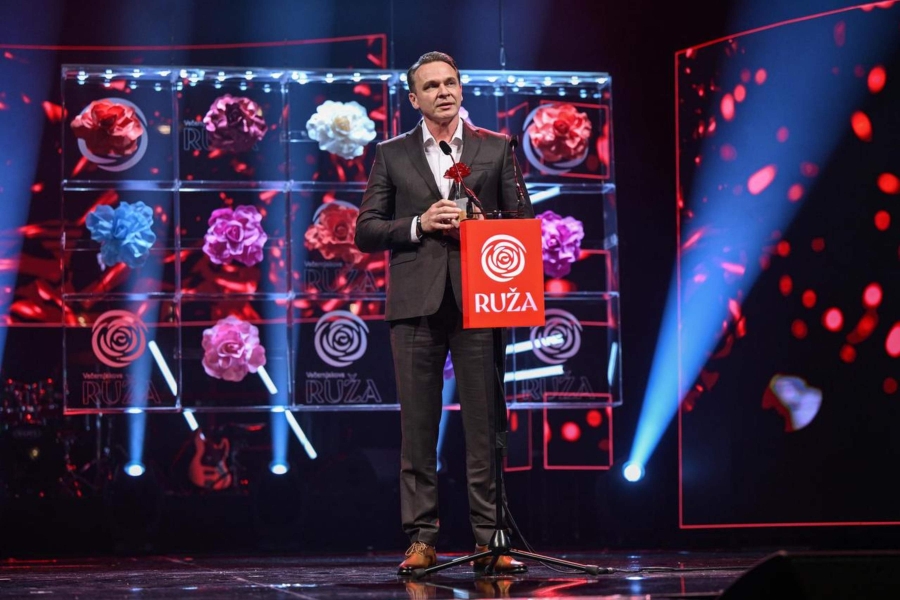 VELIKO PRIZNANJE ZAGREBAČKOM GLUMCU: Enis Bešlagić je osvojio Večernjakovu ružu VELIKO PRIZNANJE ZAGREBAČKOM GLUMCU: Enis Bešlagić je osvojio Večernjakovu ružu