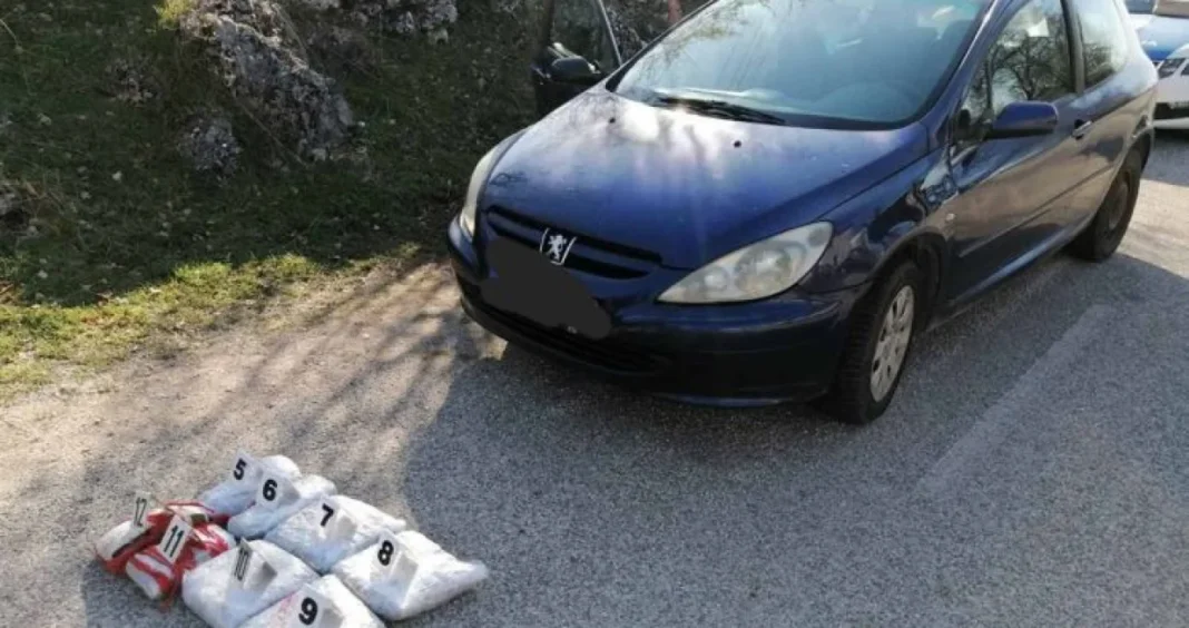 Vremešni diler “pao” sa skoro sedam kilograma droge Vremešni diler "pao" sa skoro sedam kilograma droge