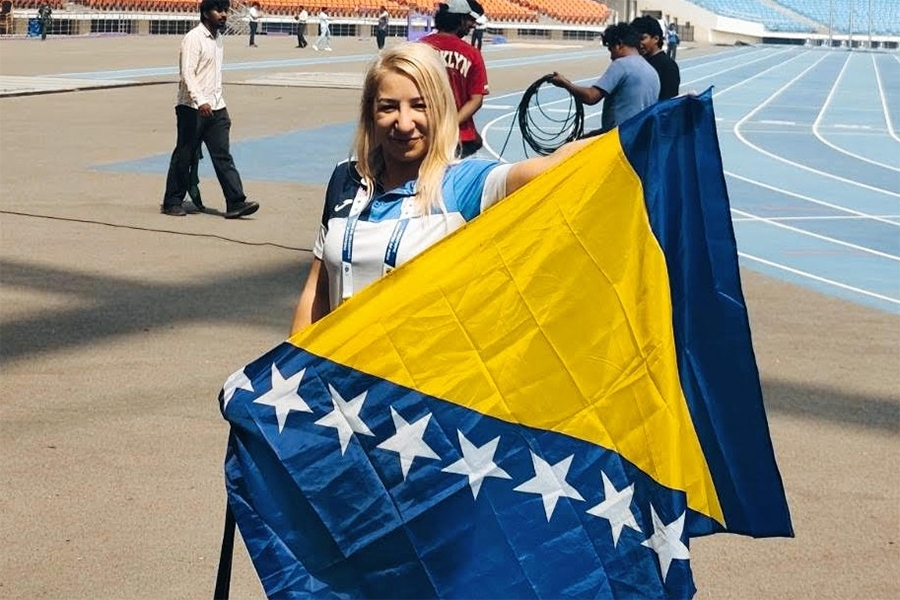 ŽELJKA PONOSNO NOSI ZASTAVU BiH: Šandrk predstavlja svoju zemlju na jednom od najvažnijih mitinga… ŽELJKA PONOSNO NOSI ZASTAVU BiH: Šandrk predstavlja svoju zemlju na jednom od najvažnijih mitinga...