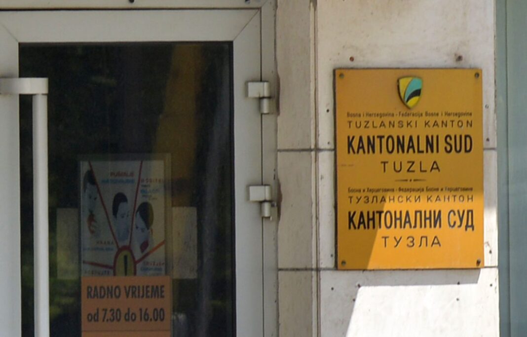 Zatražen pritvor za Azura Kušljugića (25): Od majke ukrao 30 KM pa napao policajce Zatražen pritvor za Azura Kušljugića (25): Od majke ukrao 30 KM pa napao policajce