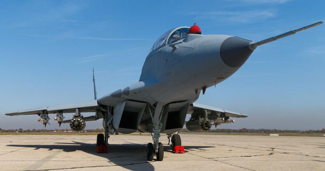 Stigla je kineska raketa za srpski Mig-29. Jedan košta 1,7 miliona dolara Stigla je kineska raketa za srpski Mig-29. Jedan košta 1,7 miliona dolara