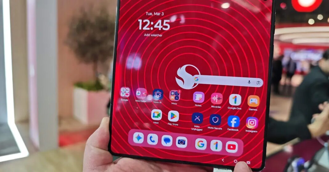VIDEO Testirali smo Razr Fold: Motorola ima preklopni adut za bitku protiv Samsungova Folda VIDEO Testirali smo Razr Fold: Motorola ima preklopni adut za bitku protiv Samsungova Folda