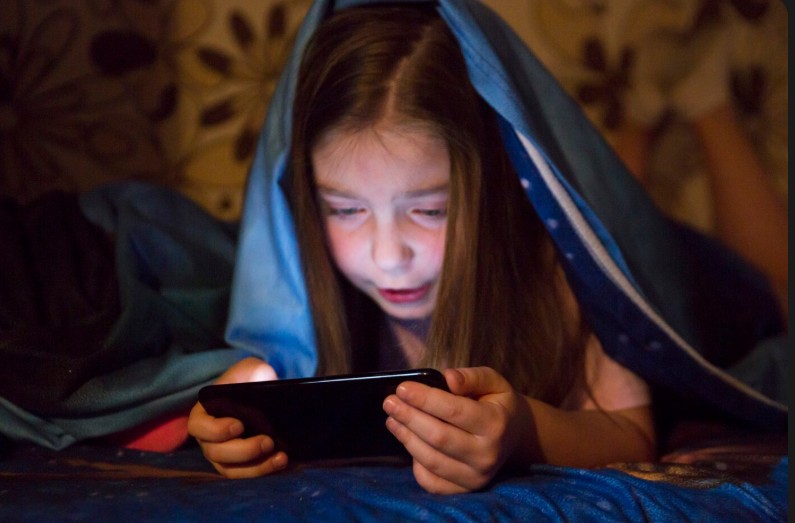 Ni lijena djeca ni popustljivi roditelji: Platforme su dizajnirane da drže pažnju po svaku cijenu Ni lijena djeca ni popustljivi roditelji: Platforme su dizajnirane da drže pažnju po svaku cijenu