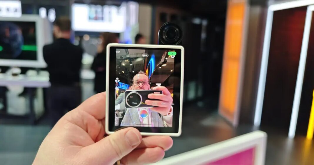 VIDEO Isprobali smo potpuno drugačiji telefon: Mini IKKO ima dva OS-a i preklopnu kameru