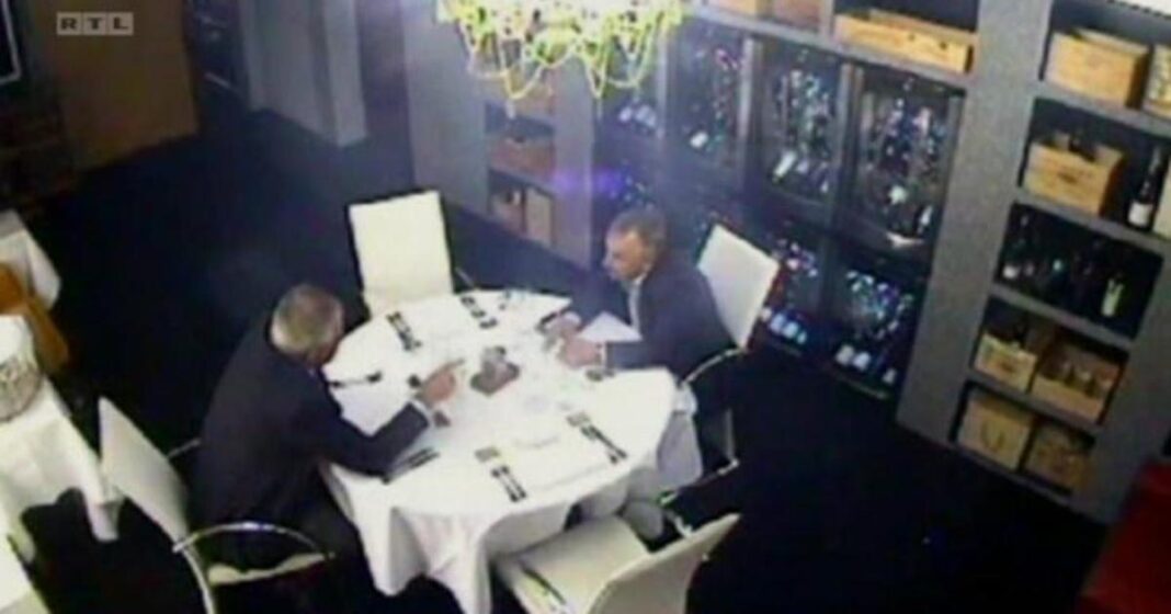 Vade baterije iz mobilnog telefona. Sanader pije vino u vrijednosti od 550 eura. On daje Hernadi komad papira Vade baterije iz mobilnog telefona. Sanader pije vino u vrijednosti od 550 eura. On daje Hernadi komad papira