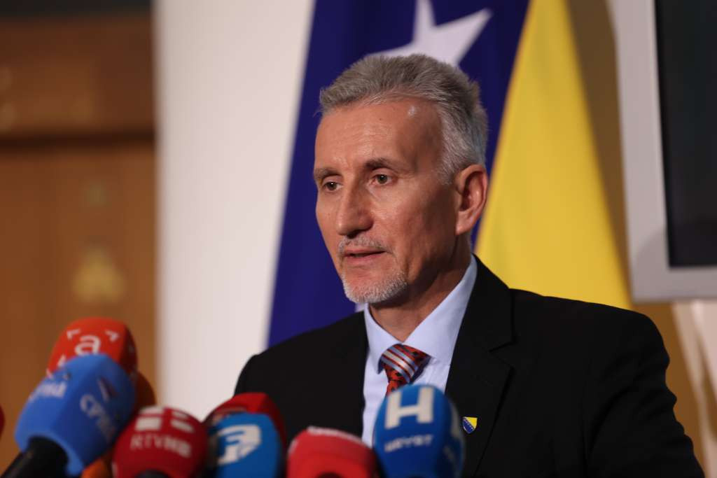 Ademović uputio kritike: Dolazak Trumpovog sina u Banja Luku je poraz bh. diplomatije Ademović uputio kritike: Dolazak Trumpovog sina u Banja Luku je poraz bh. diplomatije