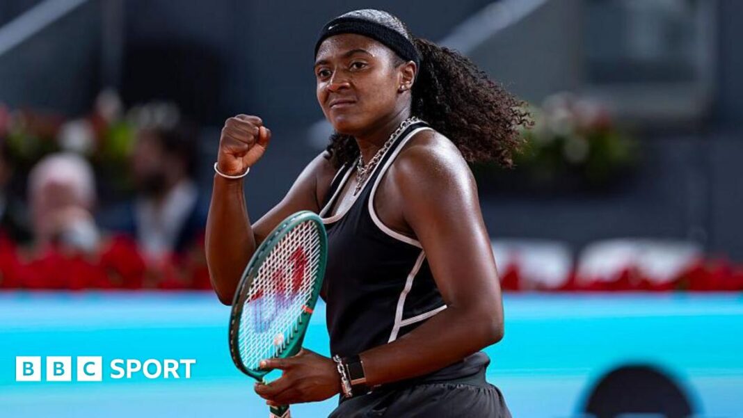 Baptiste je spasio šest meč lopti i zapanjio Sabalenku na Madrid Openu Hailey Baptiste, wearing a black vest and shorts, black headband and a ponytail, holds her green Wilson racket in her left hand and punches her right fist in celebration