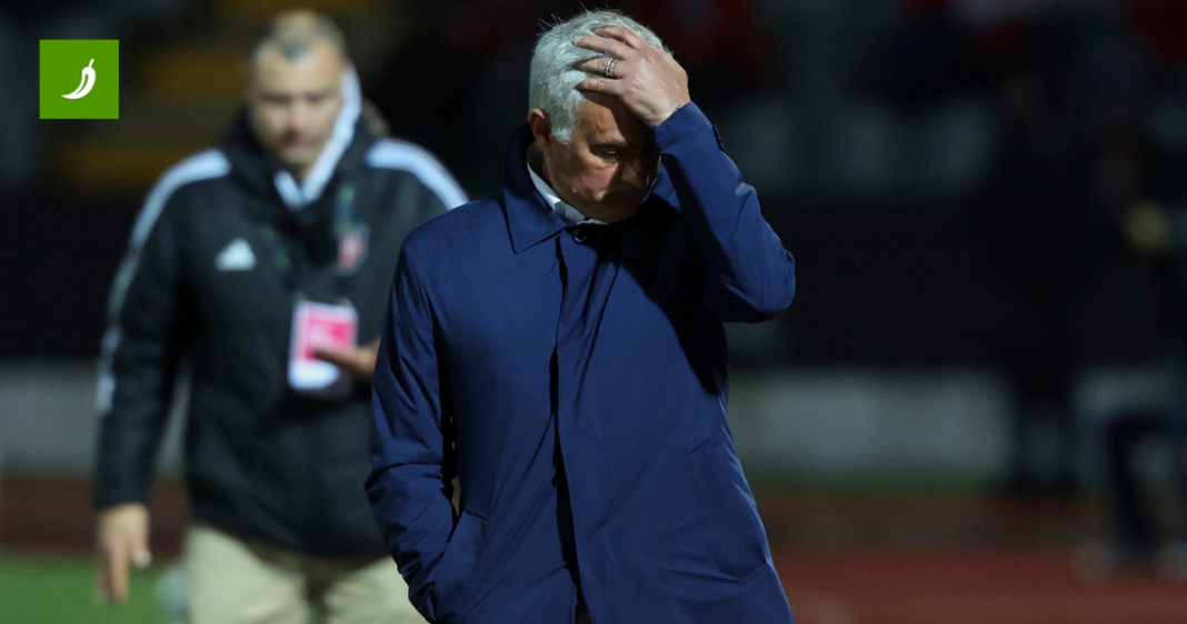 Benfica je bez poraza u ligi, Mourinho udario na igrače: “Ništa od naslova prvaka” Benfica je bez poraza u ligi, Mourinho udario na igrače: "Ništa od naslova prvaka"