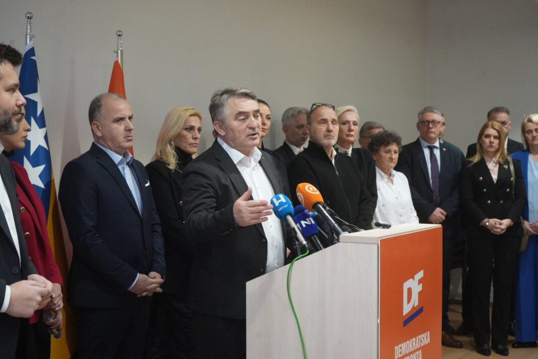 DF uputio kritike političkim krugovima bliskim SDA zbog dogovora sa HDZ-om DF uputio kritike političkim krugovima bliskim SDA zbog dogovora sa HDZ-om