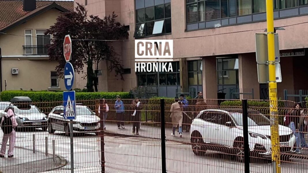 Dojave o bombama u više škola u Tuzlanskom kantonu: Učenici evakuisani, policija na terenu Dojave o bombama u više škola u Tuzlanskom kantonu: Učenici evakuisani, policija na terenu