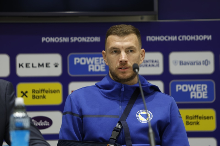 EDIN DŽEKO O POVREDI RUKE ZBOG KOJE NIJE IZVEO PENAL: ‘Sve ovo dolazi ‘odozgo” EDIN DŽEKO O POVREDI RUKE ZBOG KOJE NIJE IZVEO PENAL: 'Sve ovo dolazi 'odozgo''