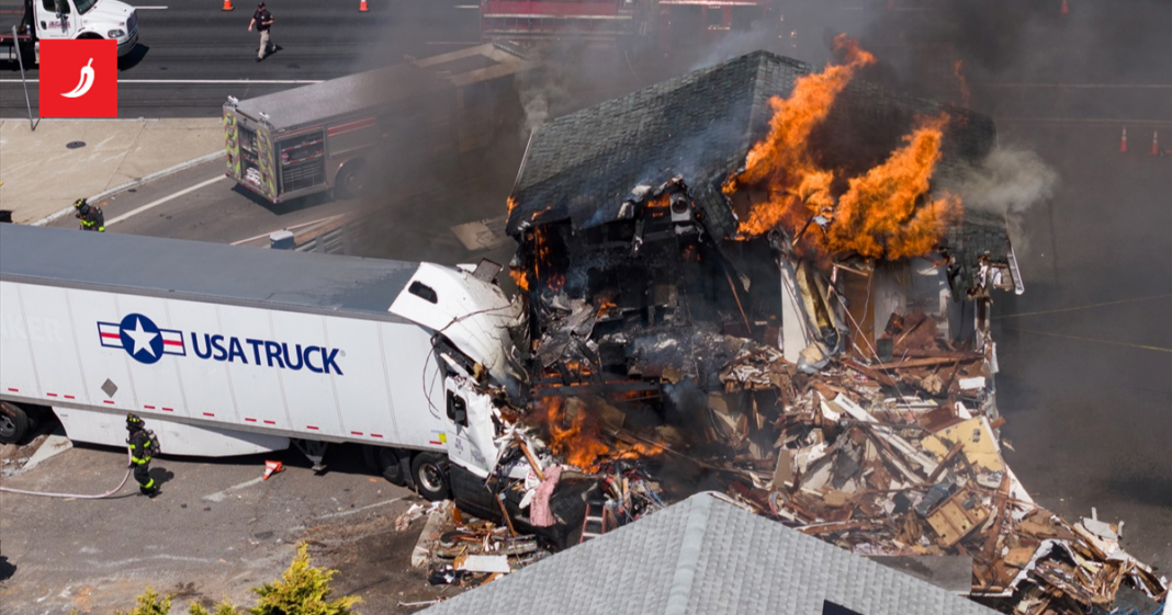 FOTO Kamion se u SAD-u zabio u firmu za najam limuzina. Dan kasnije je planuo FOTO Kamion se u SAD-u zabio u firmu za najam limuzina. Dan kasnije je planuo