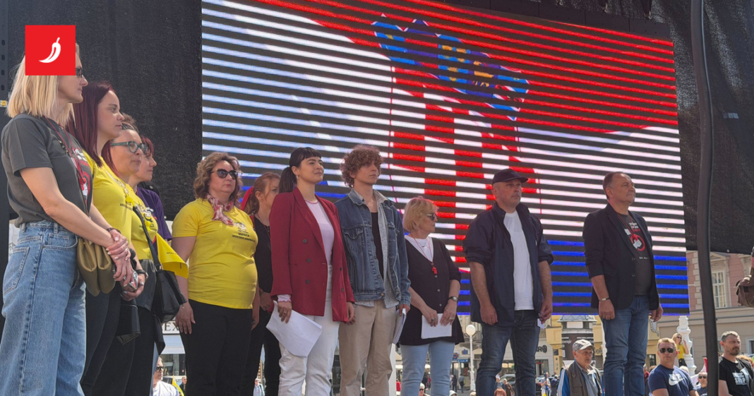 FOTO Šefovi sindikata obraćaju se okupljenima, svi viču vladi: Lopovi, lopovi! FOTO Šefovi sindikata obraćaju se okupljenima, svi viču vladi: Lopovi, lopovi!