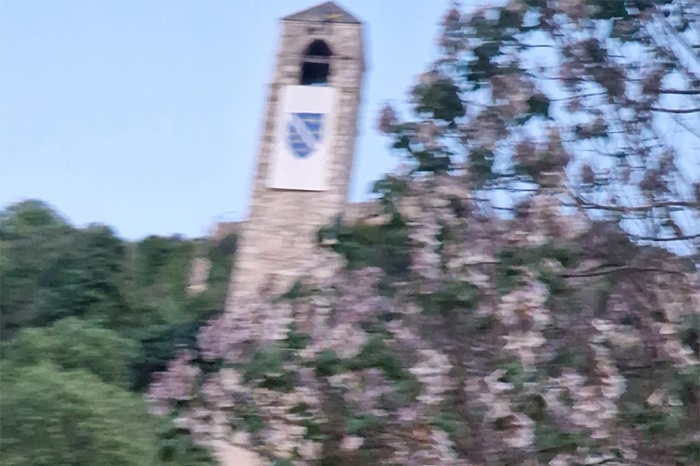 Gradske vlasti u Čapljini osudile isticanje zastave s ljiljanima na sahat-kuli u Počitelju Gradske vlasti u Čapljini osudile isticanje zastave s ljiljanima na sahat-kuli u Počitelju