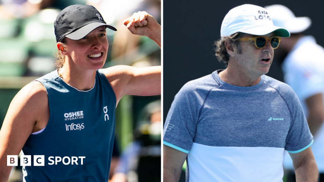 Iga Swiatek imenuje za bivšeg trenera Francisca Roiga, Rafaela Nadala i Emme Raducanu Iga Swiatek holds up her arm and Francisco Roig is wearing a hat and sunglasses