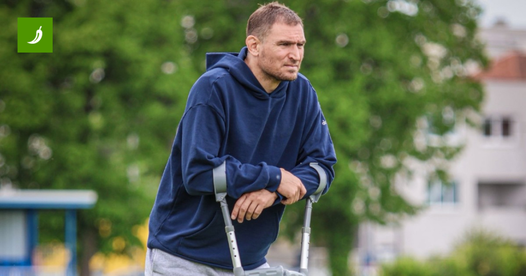 Jelavić na štakama stigao na trening Lokomotive Jelavić na štakama stigao na trening Lokomotive