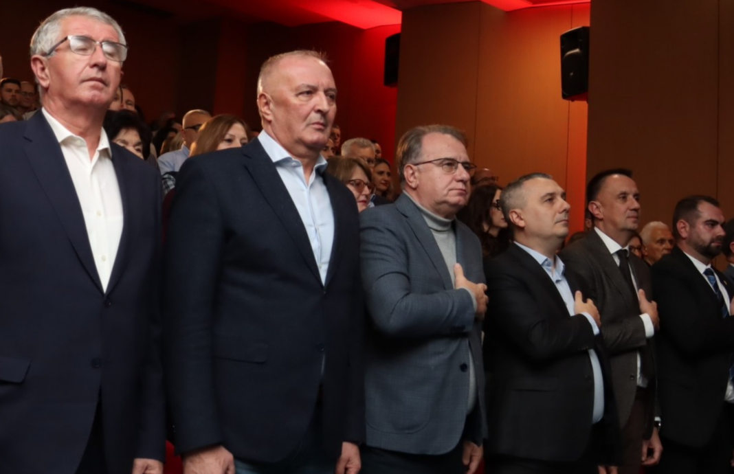 Kako je ministar Helez, preko Nikšićeve šefice Kabineta, činovao u FUP-u: “Dočekala i Matea. Hahah. Prenijela sam Zukanu. Zahvalio se baš” Kako je ministar Helez, preko Nikšićeve šefice Kabineta, činovao u FUP-u: "Dočekala i Matea. Hahah. Prenijela sam Zukanu. Zahvalio se baš"