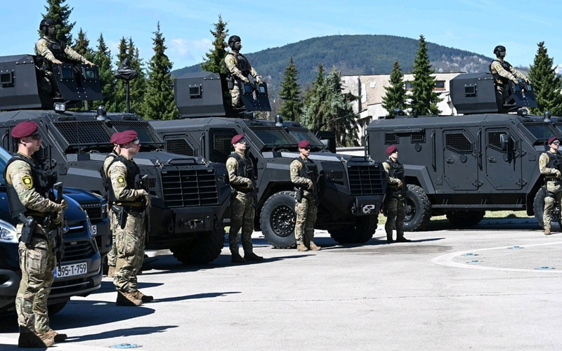 MUP ZDK dobio nova oklopna vozila, naoružanje, dronove… Premijer Pivić: Građani mogu vjerovati u svoju policiju MUP ZDK dobio nova oklopna vozila, naoružanje, dronove... Premijer Pivić: Građani mogu vjerovati u svoju policiju