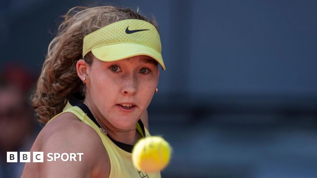 Madrid Open: Mirra Andreeva pobijedila Hailey Baptiste i stigla do prvog finala na turniru Mirra Andreeva playing a shot