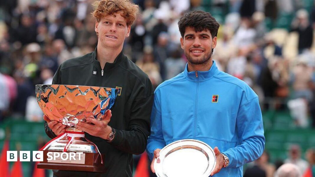 Monte Carlo Masters: Jannik Sinner je pobijedio Carlosa Alcaraza i vratio se na prvo mjesto u svijetu Jannik Sinner holds the Monte Carlo Master trophy alongside Carlos Alcaraz