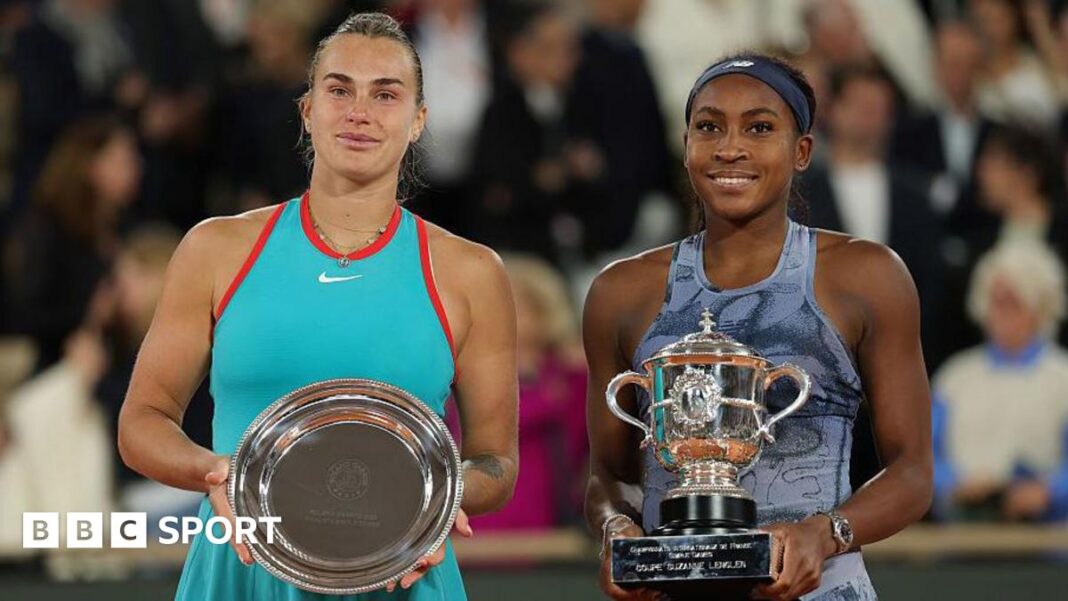 Nagradni fond French Opena će porasti za 9,5% za turnir 2026 Runner-up Aryna Sabalenka and winner Coco Gauff with their trophies after the 2025 French Open