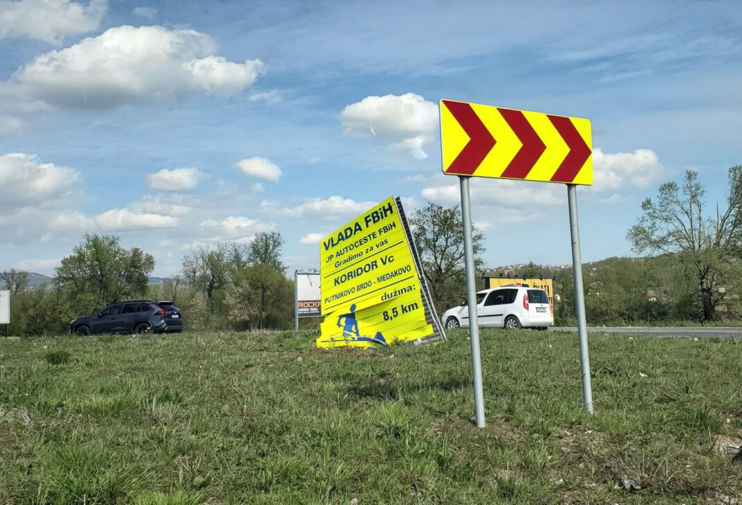 Nikšićeva obećanja protiv stvarnosti na terenu: Radovi na najskupljoj dionici Koridora Vc i dalje obustavljeni. Izvođačima isplaćen samo dio duga – Istraga .ba Nikšićeva obećanja protiv stvarnosti na terenu: Radovi na najskupljoj dionici Koridora Vc i dalje obustavljeni. Izvođačima isplaćen samo dio duga - Istraga .ba