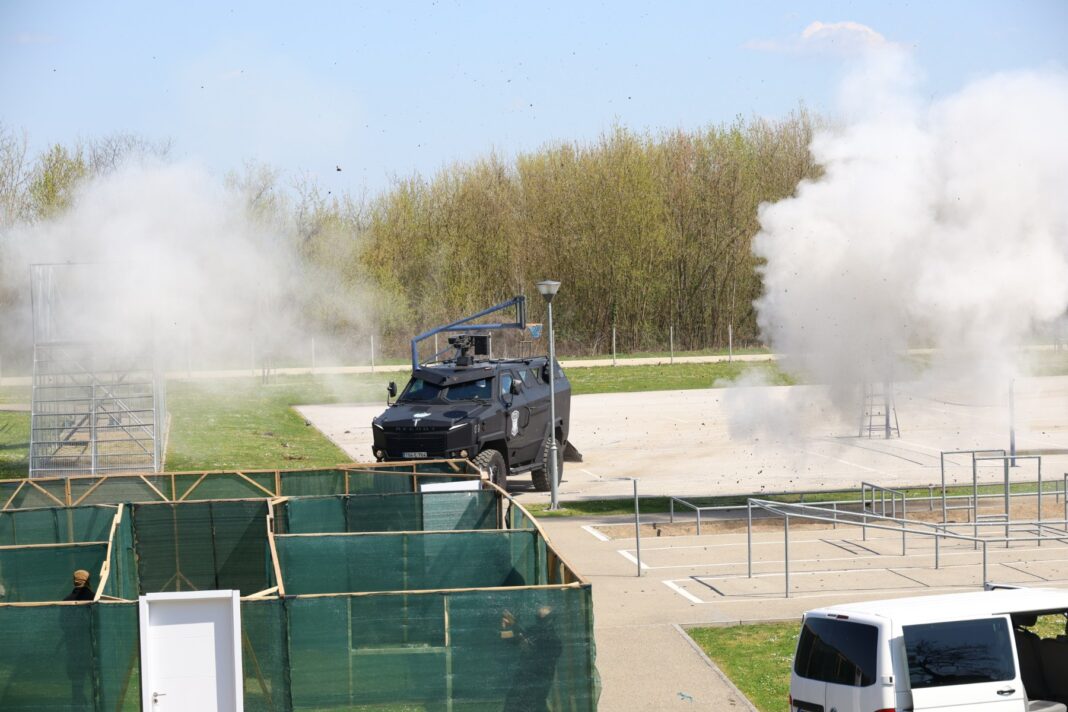 Obilježen Dan policije RS-a: Pokazna vježba SAЈ-a, Žandarmerije i Uprave za vazduhoplovstvo u Banja Luci Obilježen Dan policije RS-a: Pokazna vježba SAЈ-a, Žandarmerije i Uprave za vazduhoplovstvo u Banja Luci