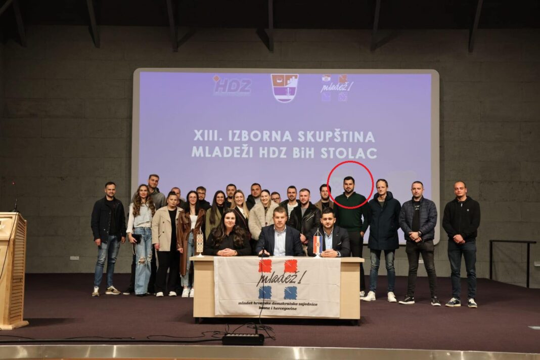 Objavljujemo snimke napada iz Stoca: Predsjednik Mladeži HDZ-a Matej Šutalo jedan je od napadača na bivšeg igrača Sarajeva Edina Pehlića – Istraga .ba Objavljujemo snimke napada iz Stoca: Predsjednik Mladeži HDZ-a Matej Šutalo jedan je od napadača na bivšeg igrača Sarajeva Edina Pehlića - Istraga .ba