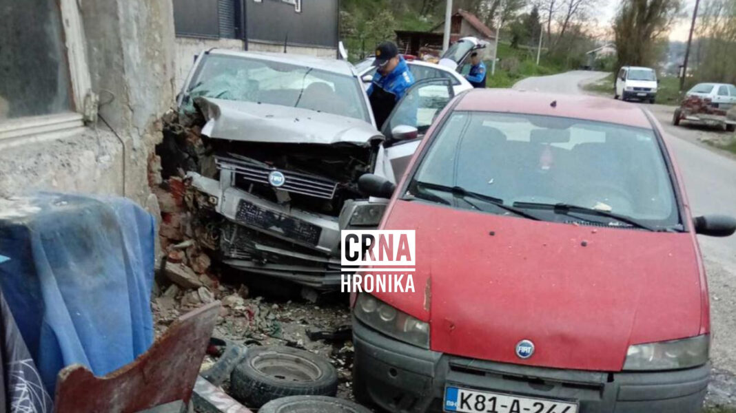 Pijani vozač sletio s ceste i udario u napuštenu zgradu u Tuzli: Napuhao 2,77 promila alkohola Pijani vozač sletio s ceste i udario u napuštenu zgradu u Tuzli: Napuhao 2,77 promila alkohola