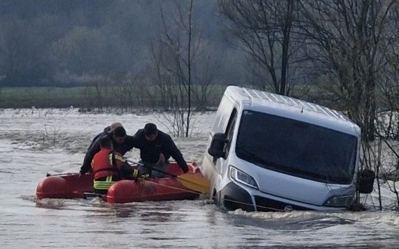 Poplavljen lokalni put kod Gračanice, mladiće spašavali iz kombija Poplavljen lokalni put kod Gračanice, mladiće spašavali iz kombija