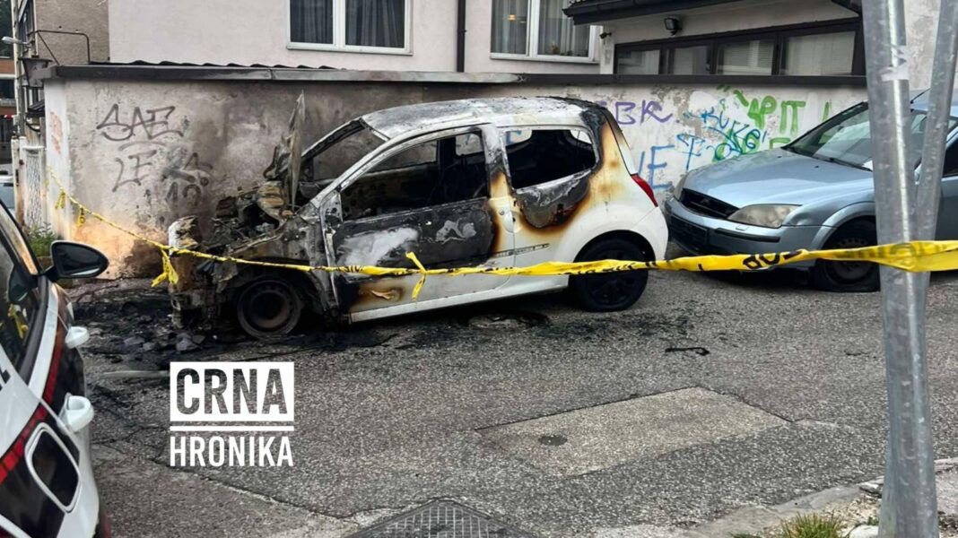 Požar u sarajevskom naselju Višnjik: Izgorio automobil marke Renault Požar u sarajevskom naselju Višnjik: Izgorio automobil marke Renault