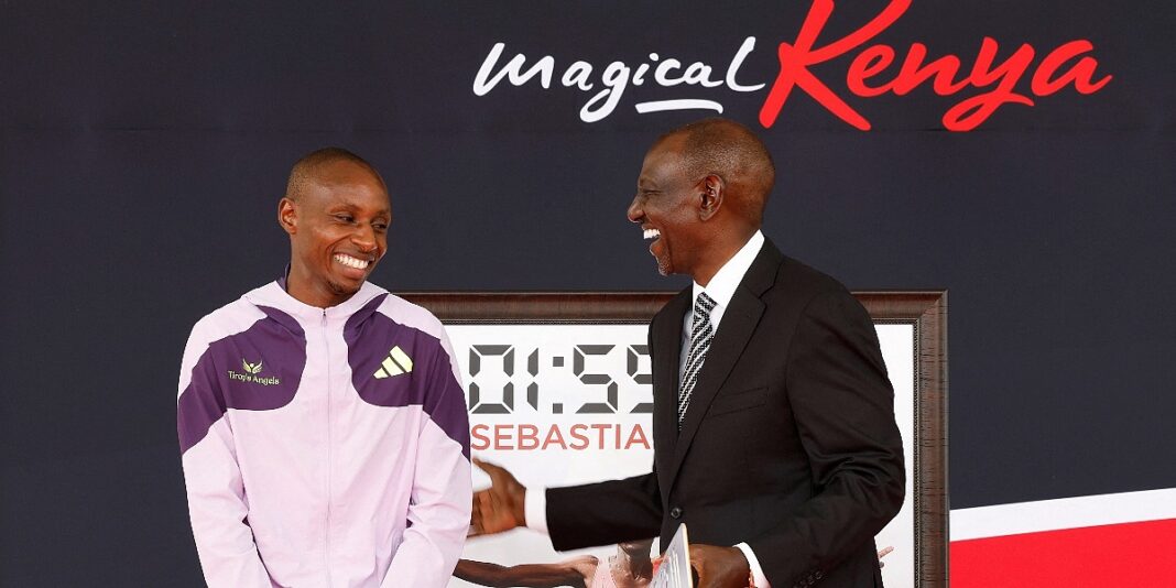 Predsjednik Kenije poklonio automobil rekorderu u maratonu, kući je dočekan kao heroj Predsjednik Kenije poklonio automobil rekorderu u maratonu, kući je dočekan kao heroj