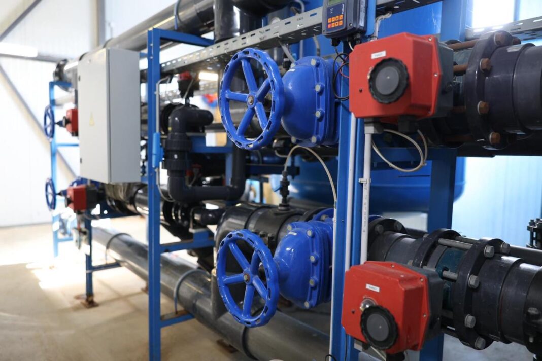 Prete nam restrikcije i rast cene vode: Zbog AI centara mogli bi da debelo skoče računi?! Prete nam restrikcije i rast cene vode: Zbog AI centara mogli bi da debelo skoče računi?!