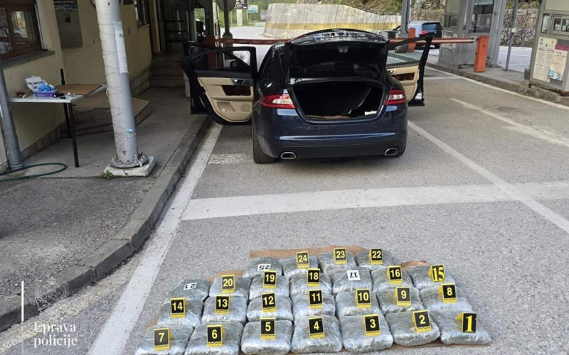 Pretres na granici sa BiH: Mladići u Jaguaru prevozili 25 kilograma droge, policija uhapsila vozača (25) Pretres na granici sa BiH: Mladići u Jaguaru prevozili 25 kilograma droge, policija uhapsila vozača (25)