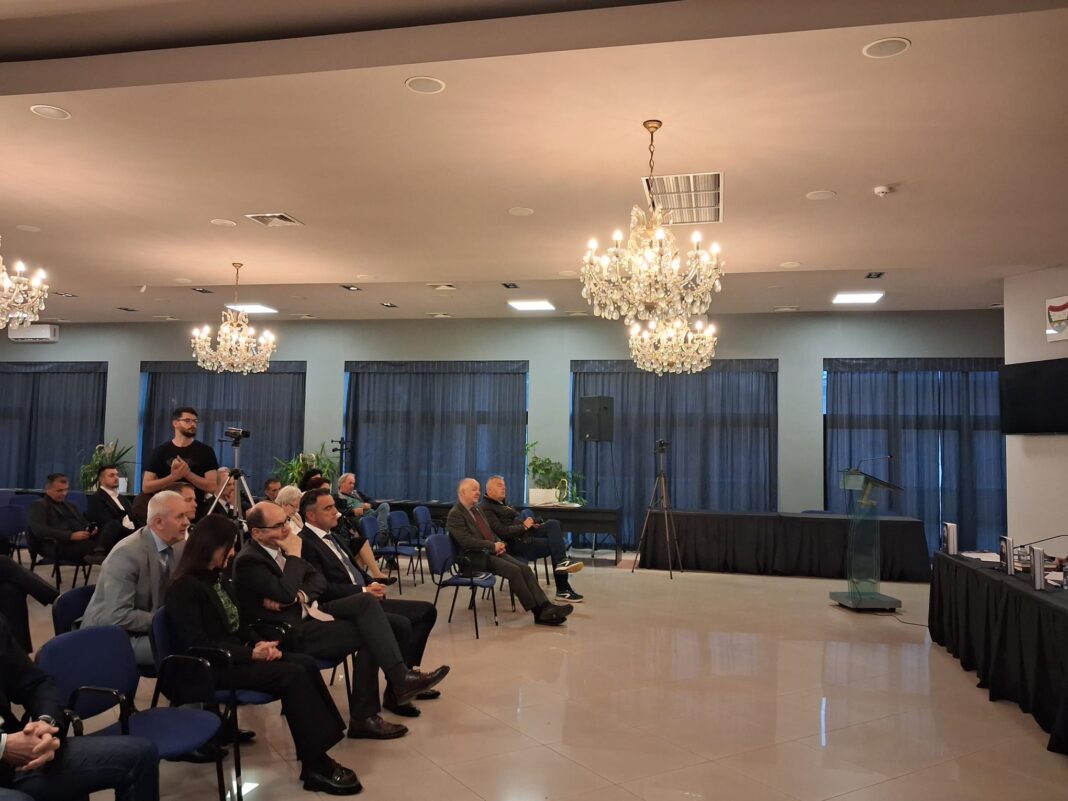 Schmidt u Bugojnu prisustvovao promociji knjige Mateje Živanov: Dan ranije ona je bila u centru skandala povezanog sa ministrom Helezom! – Istraga .ba Schmidt u Bugojnu prisustvovao promociji knjige Mateje Živanov: Dan ranije ona je bila u centru skandala povezanog sa ministrom Helezom! - Istraga .ba