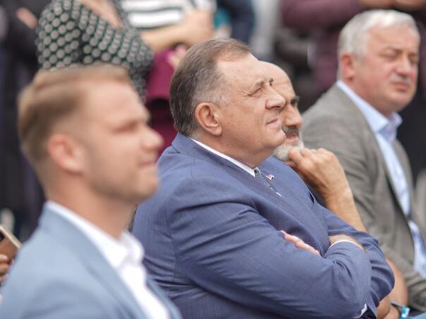 Stanivuković Dodika nazvao ‘prvom lopatom RS-a’: Gdje god je zagrebao tu je ostala samo velika laž Stanivuković Dodika nazvao ‘prvom lopatom RS-a’: Gdje god je zagrebao tu je ostala samo velika laž