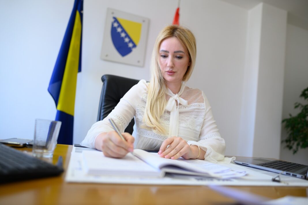 Svjedokinja na suđenju ministrici Aidi Salčinović: Botoks mi je ubrizgan u toaletu tržnog centra! Svjedokinja na suđenju ministrici Aidi Salčinović: Botoks mi je ubrizgan u toaletu tržnog centra!