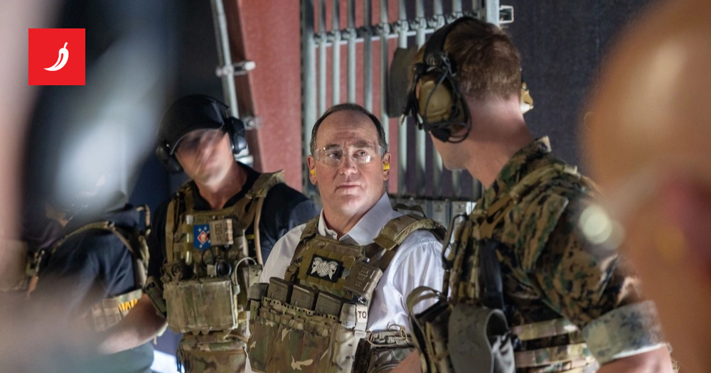 Trumpov čelnik mornarice napustio dužnost Trumpov čelnik mornarice napustio dužnost