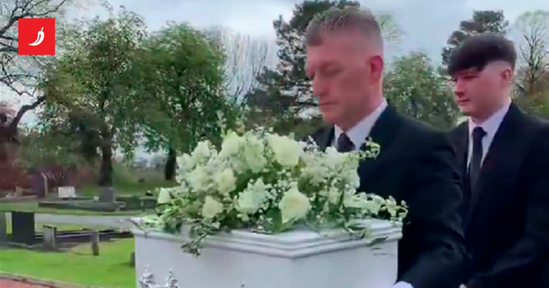 U Engleskoj pokopan dječak čije su kosti pronađene zamotane u novine iz 1910. U Engleskoj pokopan dječak čije su kosti pronađene zamotane u novine iz 1910.