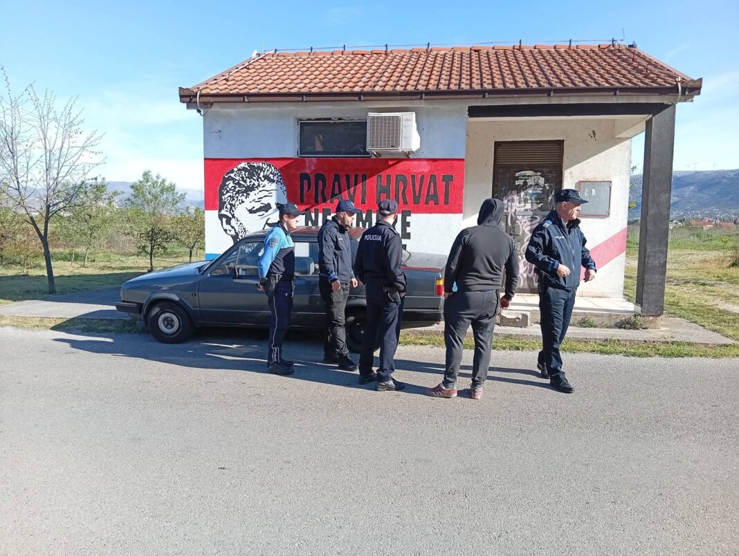 U Ortiješu nije uklonjen mural Praljku: Parkirana Jetta i grupa mladića zaustavili akciju U Ortiješu nije uklonjen mural Praljku: Parkirana Jetta i grupa mladića zaustavili akciju