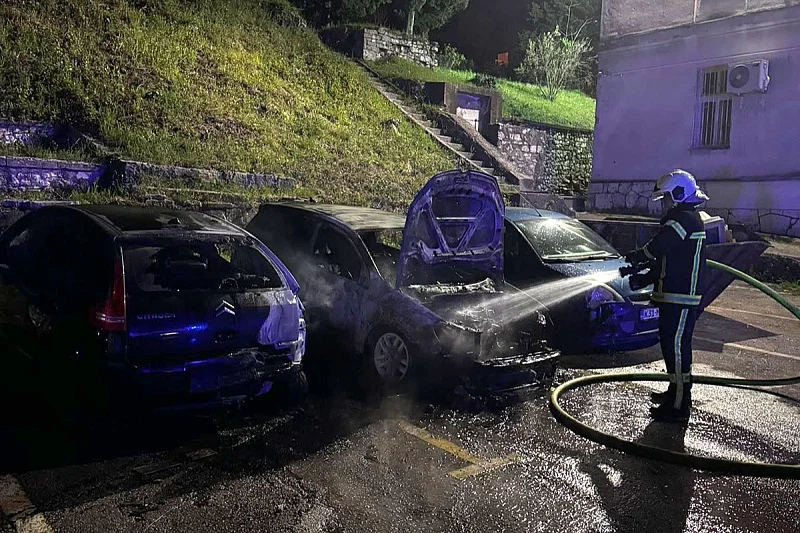 U ponedjeljak u Mostaru planulo sedam vozila, policija danas uhapsila dvije osobe U ponedjeljak u Mostaru planulo sedam vozila, policija danas uhapsila dvije osobe