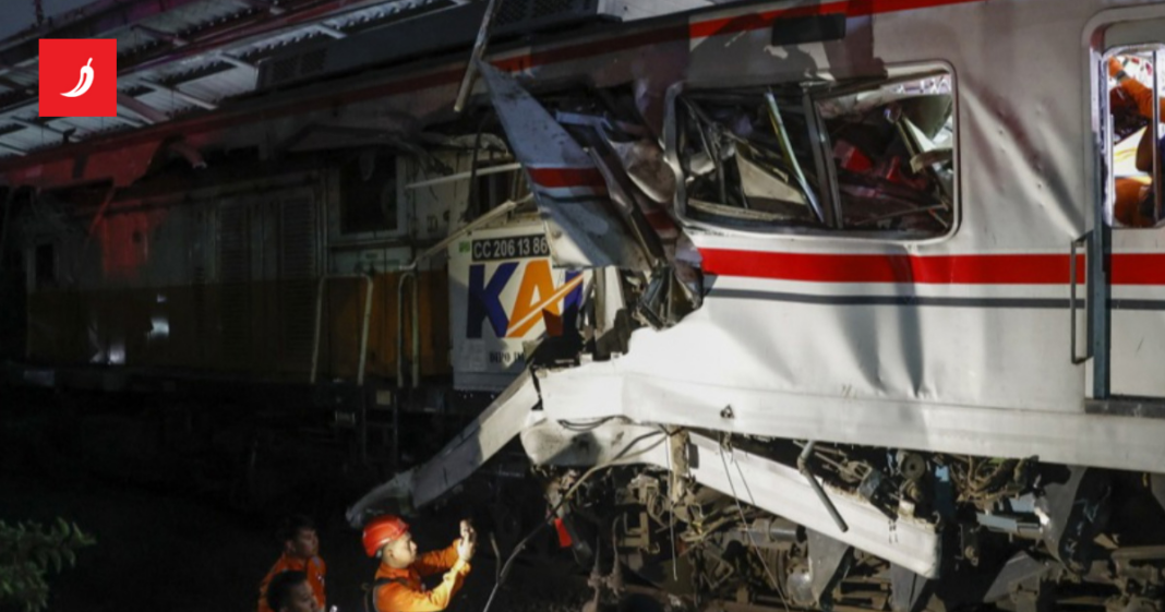 U strašnom sudaru vlakova u Indoneziji najmanje sedmero mrtvih U strašnom sudaru vlakova u Indoneziji najmanje sedmero mrtvih