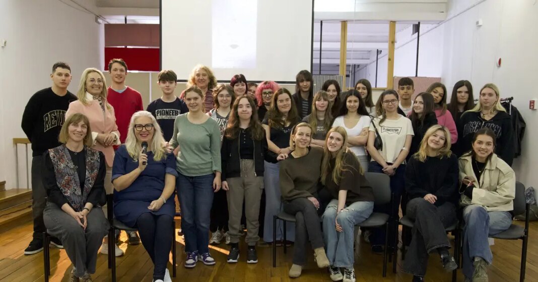 Učenici zagrebačke gimnazije: TV ne gledamo, informiramo se na društvenim mrežama Učenici zagrebačke gimnazije: TV ne gledamo, informiramo se na društvenim mrežama