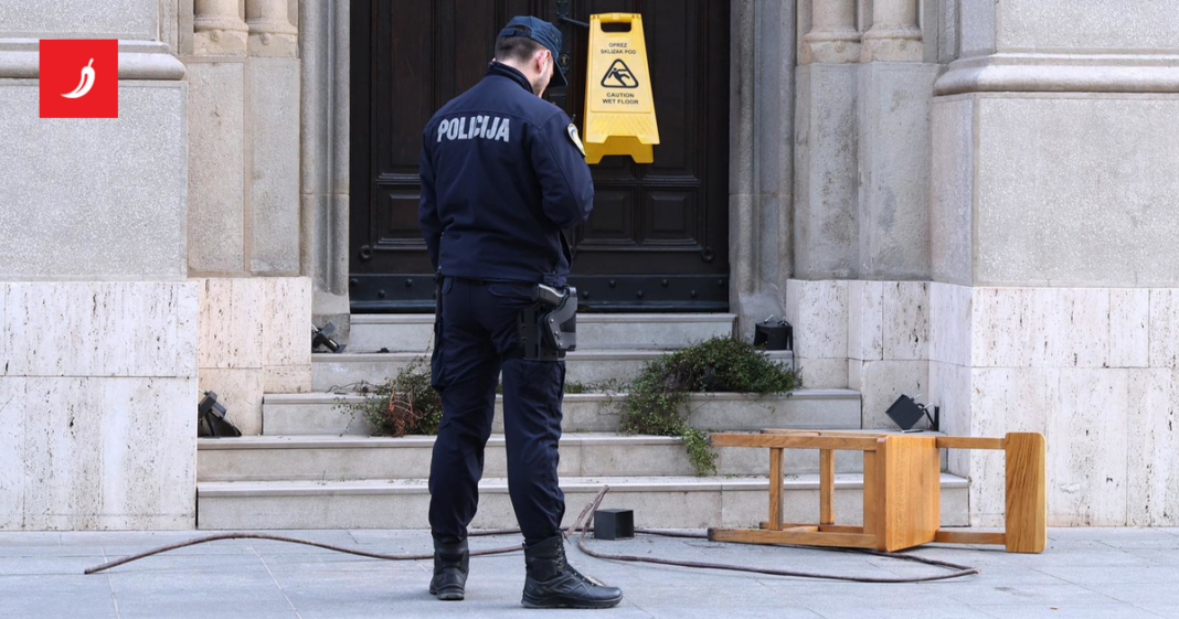 Vandalizirao pravoslavnu crkvu u Zagrebu. Pijan razbijao, bacao stolice, galamio… Vandalizirao pravoslavnu crkvu u Zagrebu. Pijan razbijao, bacao stolice, galamio...
