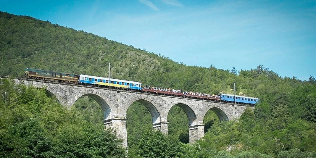 Vlada USK izdvojila 150.000 KM za turistički voz na relaciji Bihać – Bosanska Krupa Vlada USK izdvojila 150.000 KM za turistički voz na relaciji Bihać - Bosanska Krupa