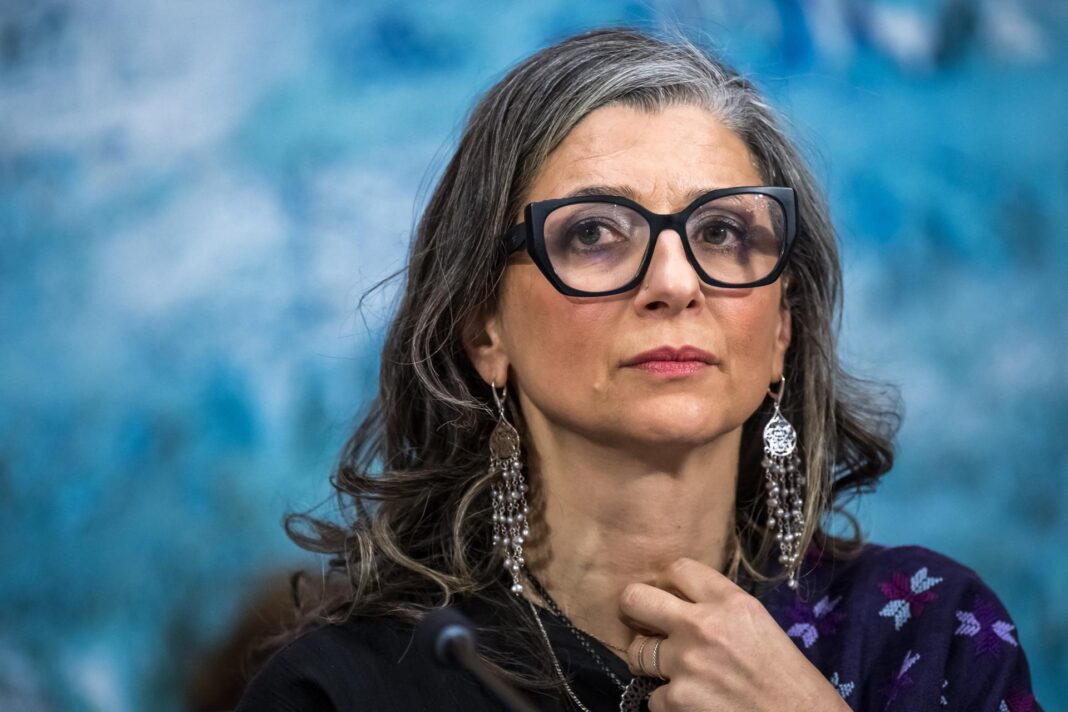 ŽENA KOJA JE IZRAEL OPTUŽILA ZA GENOCID PROLAZI KROZ KALVARIJU:Trumpova adminstracija označila je kao terorista ŽENA KOJA JE IZRAEL OPTUŽILA ZA GENOCID PROLAZI KROZ KALVARIJU:Trumpova adminstracija označila je kao terorista