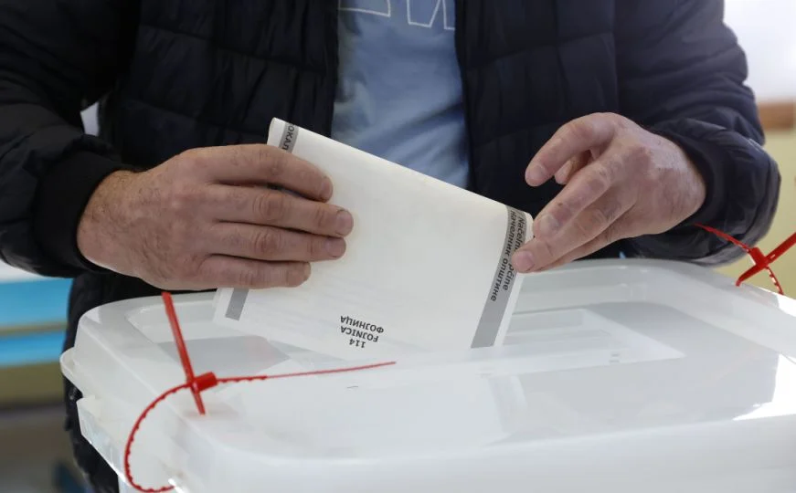 Žalbe blokiraju nabavku izbornih tehnologija: Spor oko tendera od 74 miliona KM Žalbe blokiraju nabavku izbornih tehnologija: Spor oko tendera od 74 miliona KM