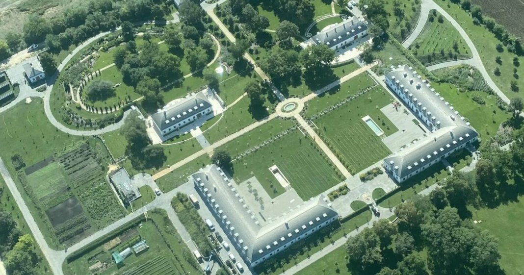 Imanje porodice Orban sa zebrama vredi najmanje 8-10 miliona evra. Vlasnik? tata Imanje porodice Orban sa zebrama vredi najmanje 8-10 miliona evra. Vlasnik? tata