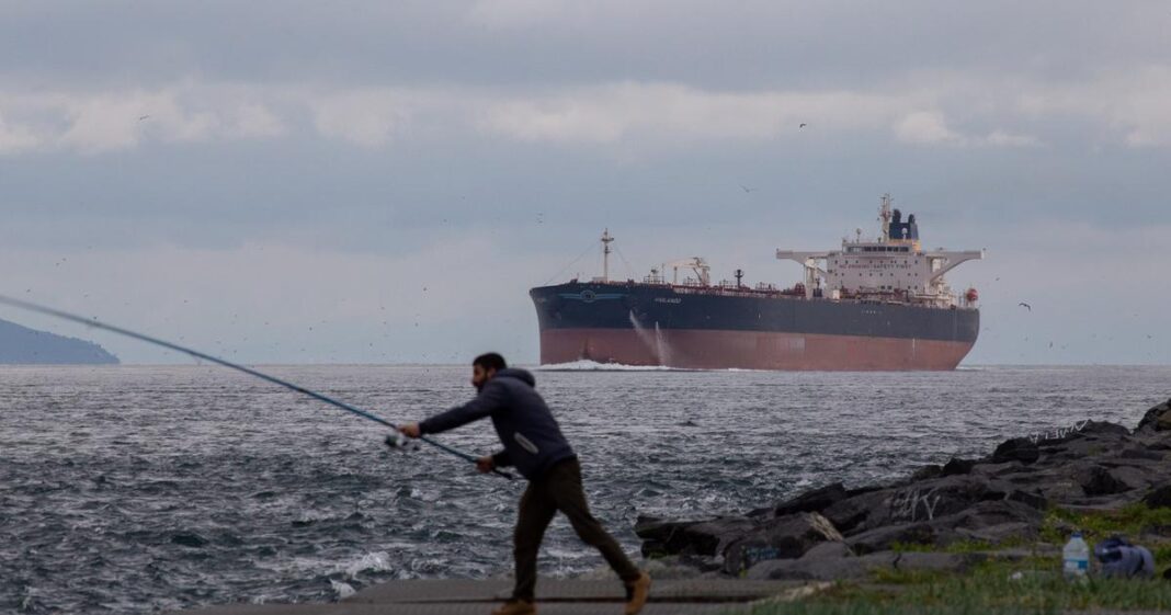 Maersk donosi šampanjac. Njihov tanker je osam sati prolazio kroz Tjesnački moreuz Maersk donosi šampanjac. Njihov tanker je osam sati prolazio kroz Tjesnački moreuz