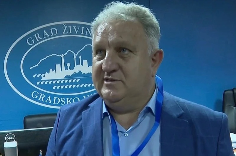 Detalji istrage protiv Naila Jusića: Predsjedavajući GV Živinice naručio lažne diplome za suprugu, sina, snahu…; sa kupljenim zvanjima radili kao psiholog, medicinska sestra, njegovateljica – Istraga .ba Detalji istrage protiv Naila Jusića: Predsjedavajući GV Živinice naručio lažne diplome za suprugu, sina, snahu...; sa kupljenim zvanjima radili kao psiholog, medicinska sestra, njegovateljica - Istraga .ba